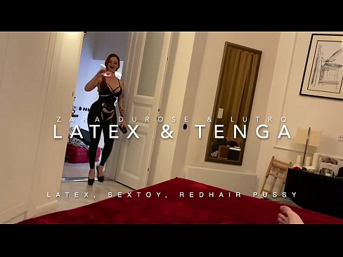 ❤️ Ngoanana e monyane ea nang le hlooho e khubelu ea apereng seaparo sa latex se kentsoeng ke ntate oa bobeli ☑ ☑