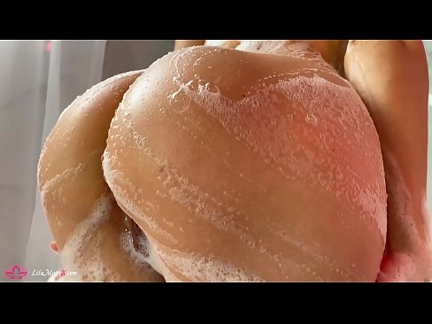 ❤️ Brunette o ipholla litho tsa botona kapa botšehali ho li khotsofatsa Pussy e nang le Vibrator ho ea ho Intense Orgasm in Shower ☑ ☑